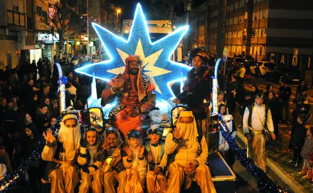 Baltasar repartió ilusión a los niños en la Cabalgata de Reyes de Mérida. :: 