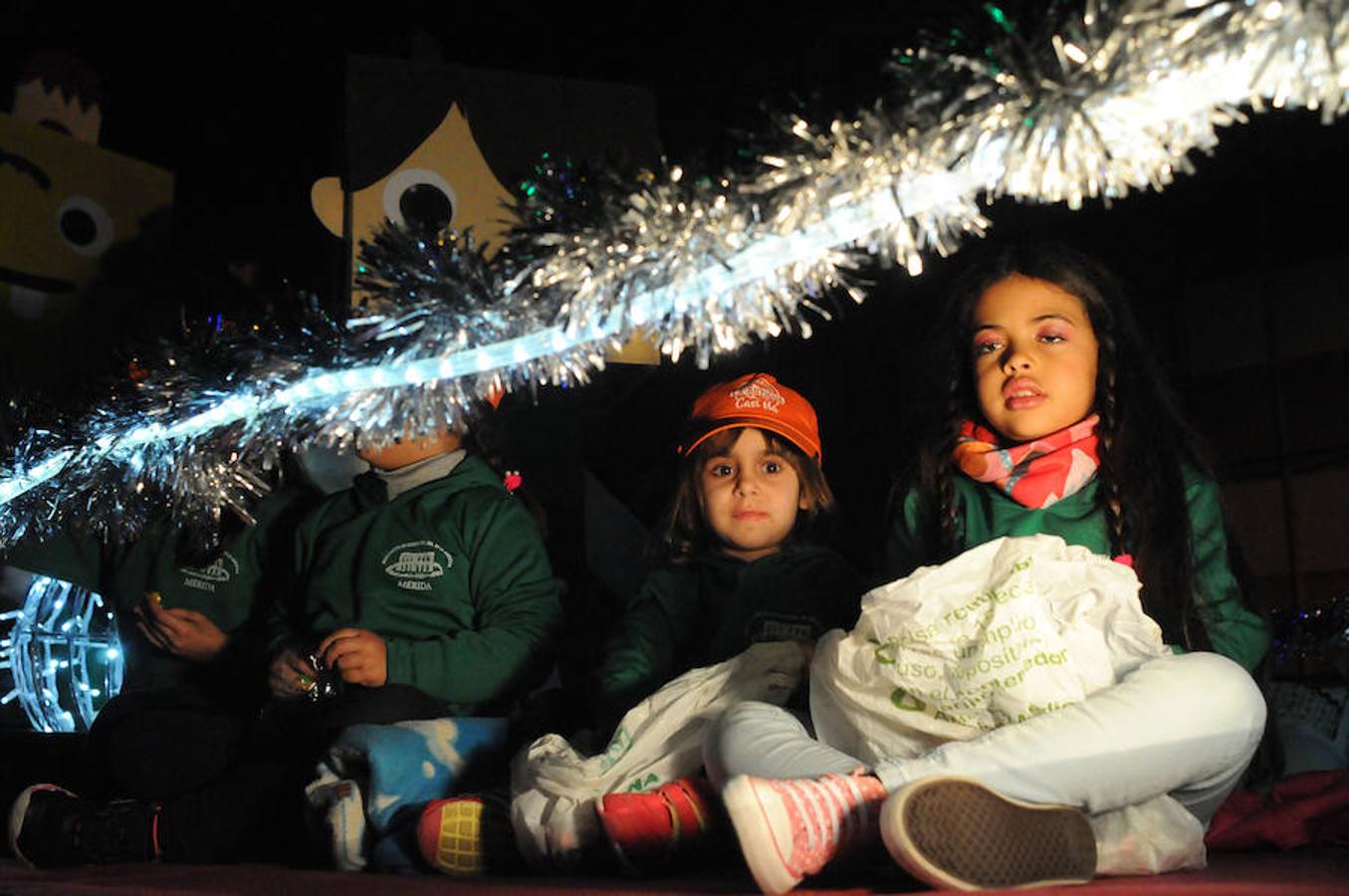 Niños y mayores han disfrutado de la cabalgata en la capital autonómica un día antes de lo previsto.