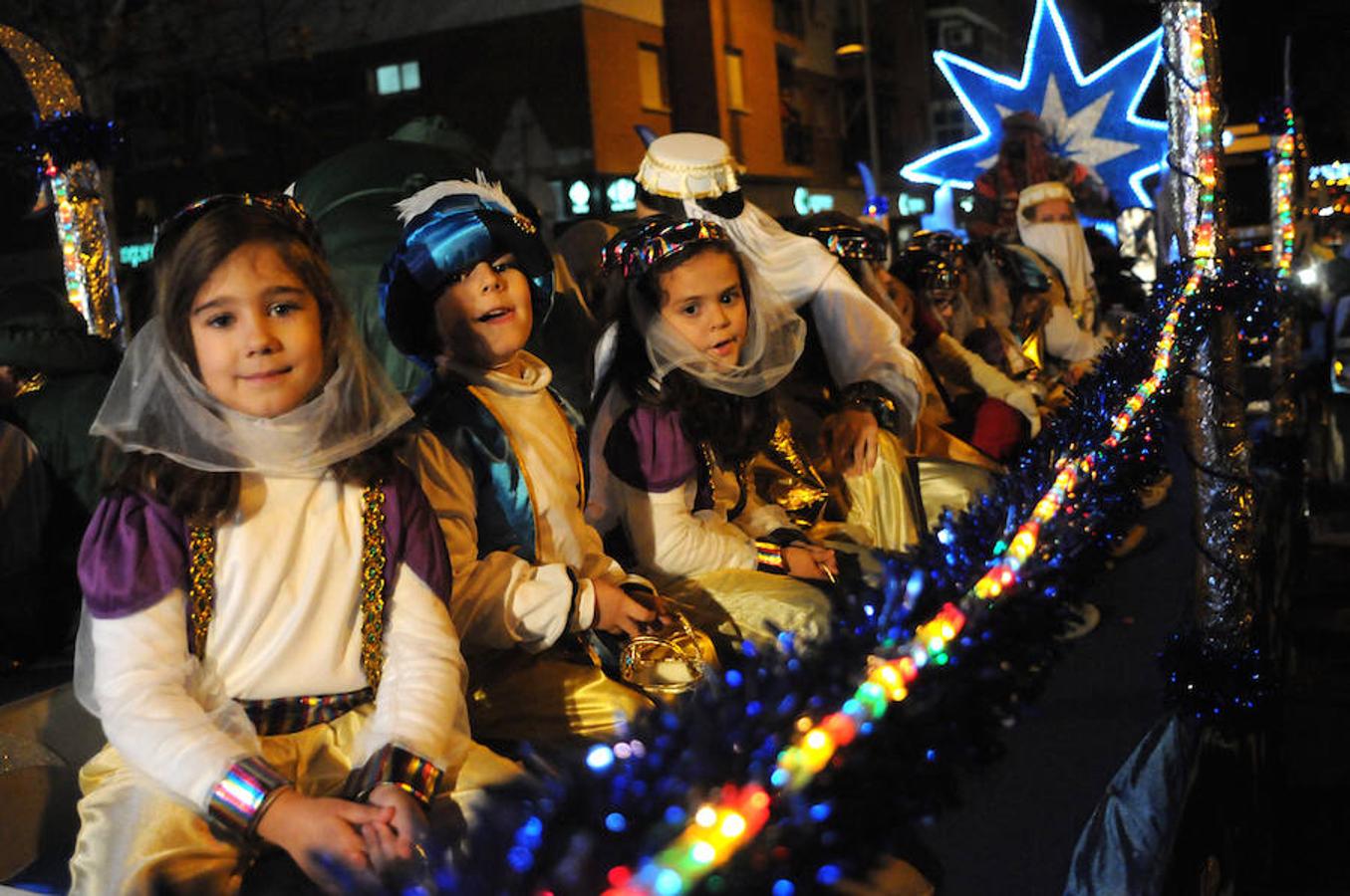 Niños y mayores han disfrutado de la cabalgata en la capital autonómica un día antes de lo previsto.