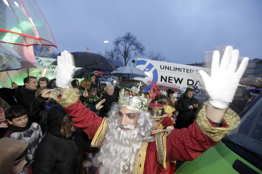 la lluvia no pudo con la ilusión de los pequeños de la casa y salieron a recibir a los Reyes magos en las calles cacereñas