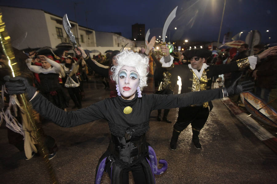 la lluvia no pudo con la ilusión de los pequeños de la casa y salieron a recibir a los Reyes magos en las calles cacereñas