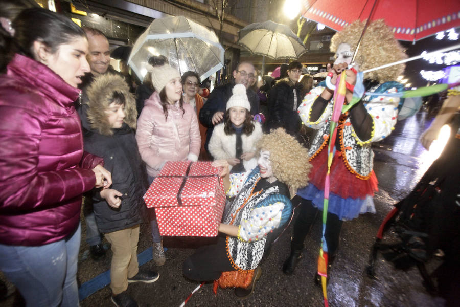 la lluvia no pudo con la ilusión de los pequeños de la casa y salieron a recibir a los Reyes magos en las calles cacereñas