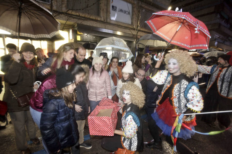 la lluvia no pudo con la ilusión de los pequeños de la casa y salieron a recibir a los Reyes magos en las calles cacereñas