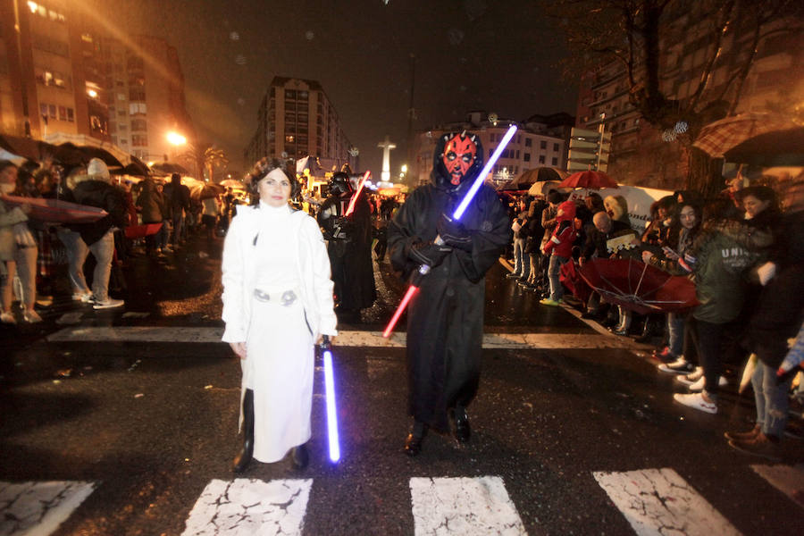la lluvia no pudo con la ilusión de los pequeños de la casa y salieron a recibir a los Reyes magos en las calles cacereñas