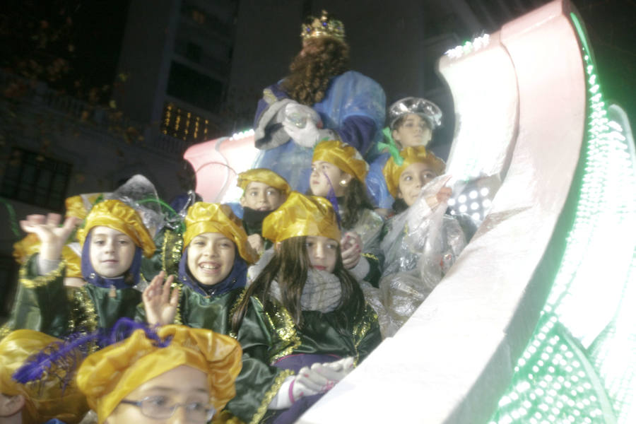 la lluvia no pudo con la ilusión de los pequeños de la casa y salieron a recibir a los Reyes magos en las calles cacereñas
