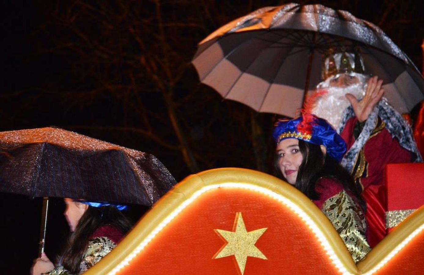 Solo Melchor usó paraguas en Villanueva.