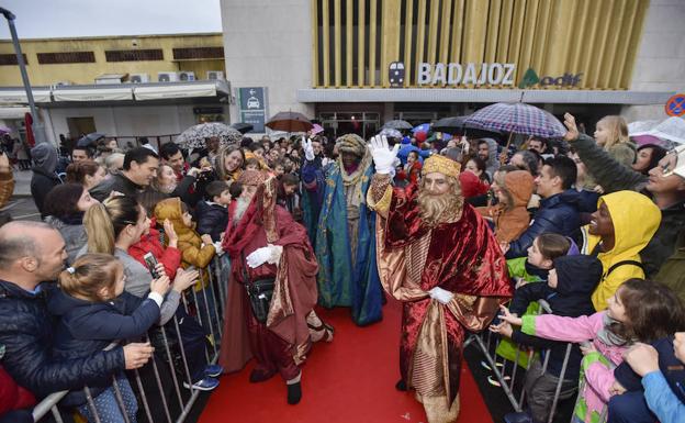 Imagen. Los Reyes Magos saludan a los niños a su llegada a Badajoz.