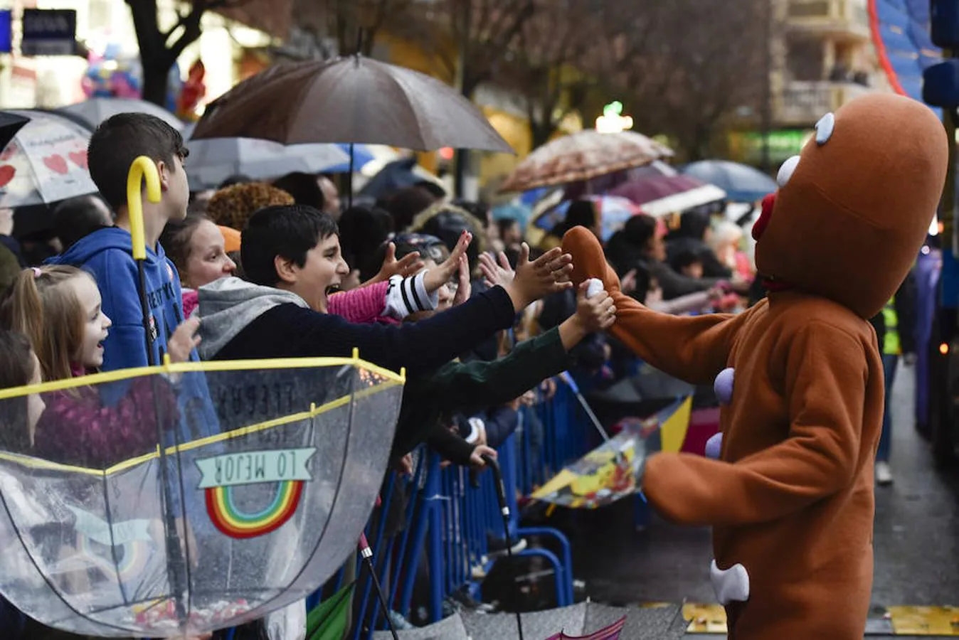 A los Reyes Magos les importó más la presencia de los niños que la de la lluvia.