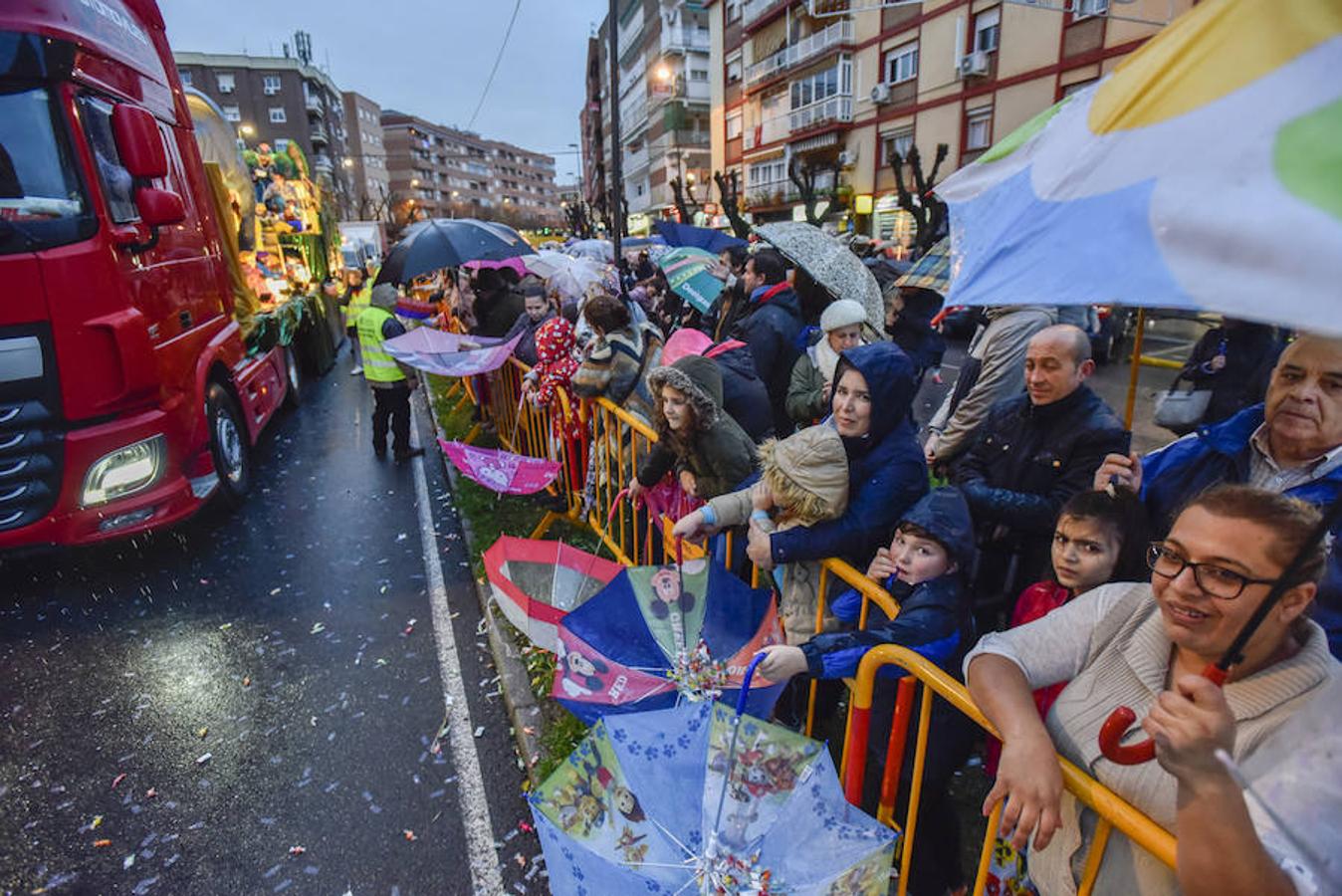 A los Reyes Magos les importó más la presencia de los niños que la de la lluvia.