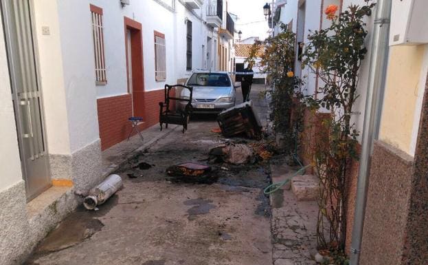 Mobiliario calcinado de la vivienda afectada por el fuego