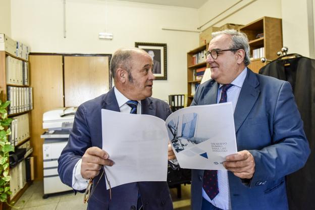 Juan Carlos Almeida y Juan Calixto Galán, en el Colegio de Procuradores de Badajoz. :: J. v. arnelas