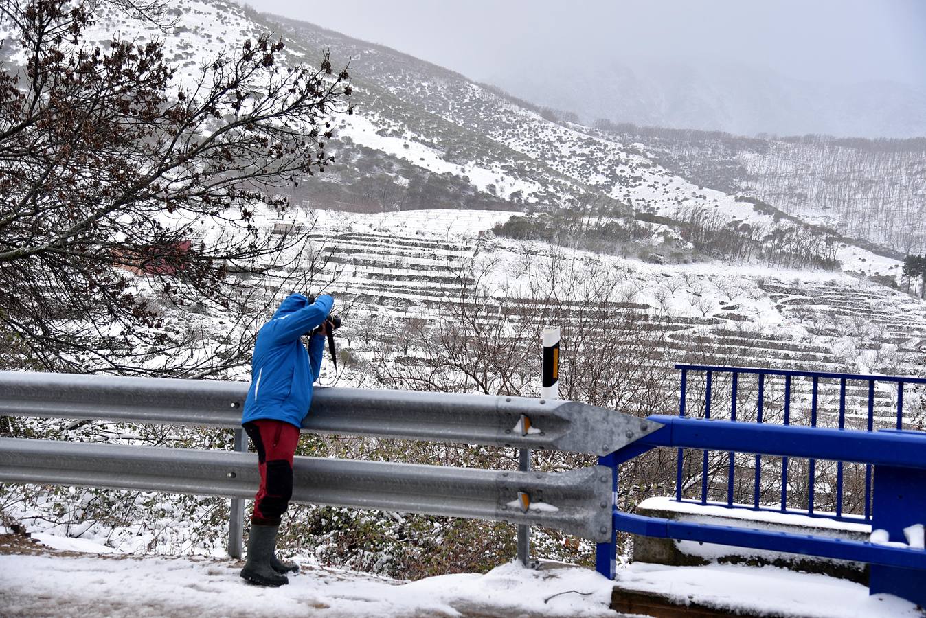 El temporal de nieve que azota a media España ha llegado a localidades del norte como Piornal o Hervás, del este a Siruela y en el sur a Monesterio