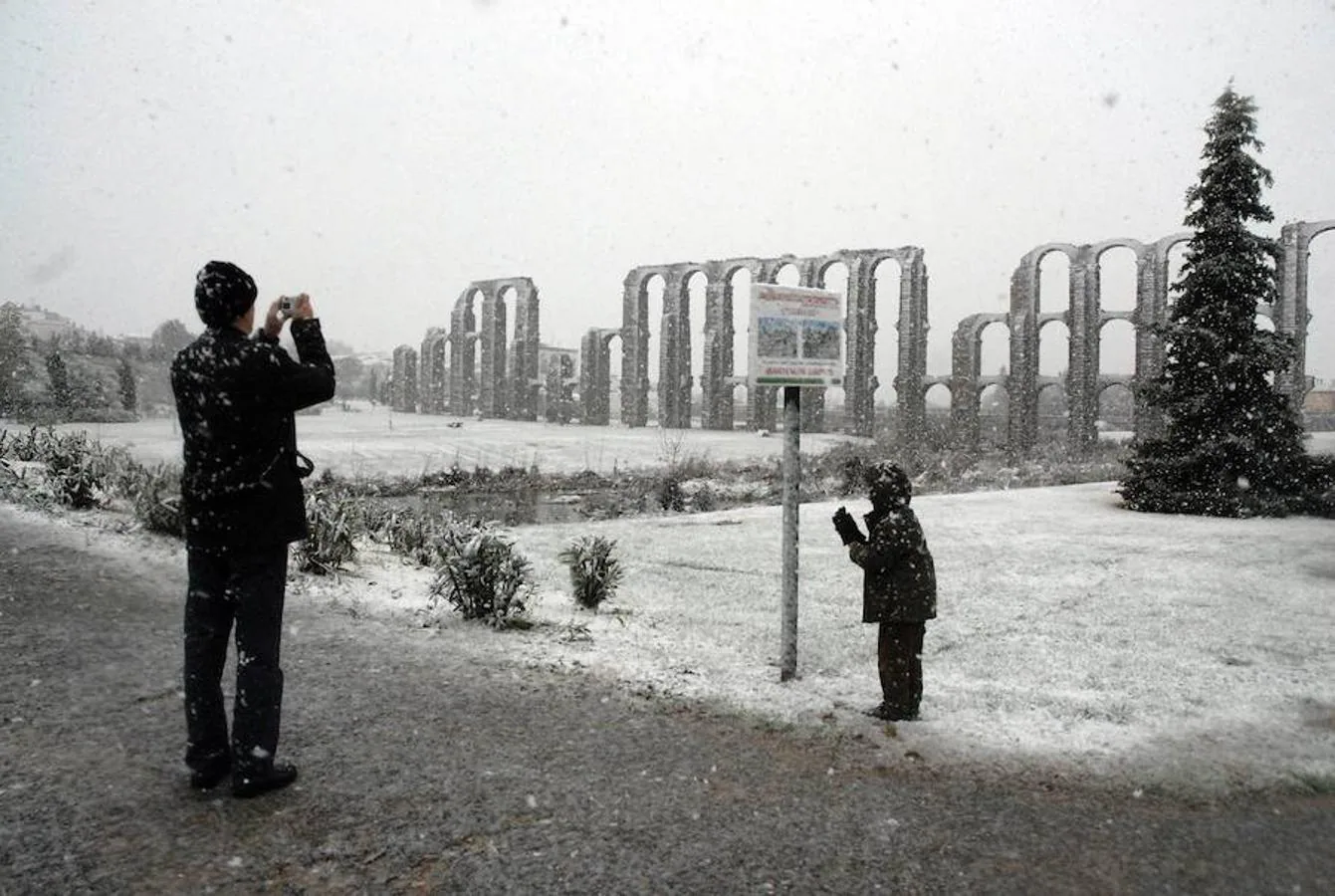 El 10 de enero de 2010 la mayor parte de Extremadura se cubrió de blanco. En la imagen, un hombre fotografía el Acueducto de los Milagros de Mérida.
