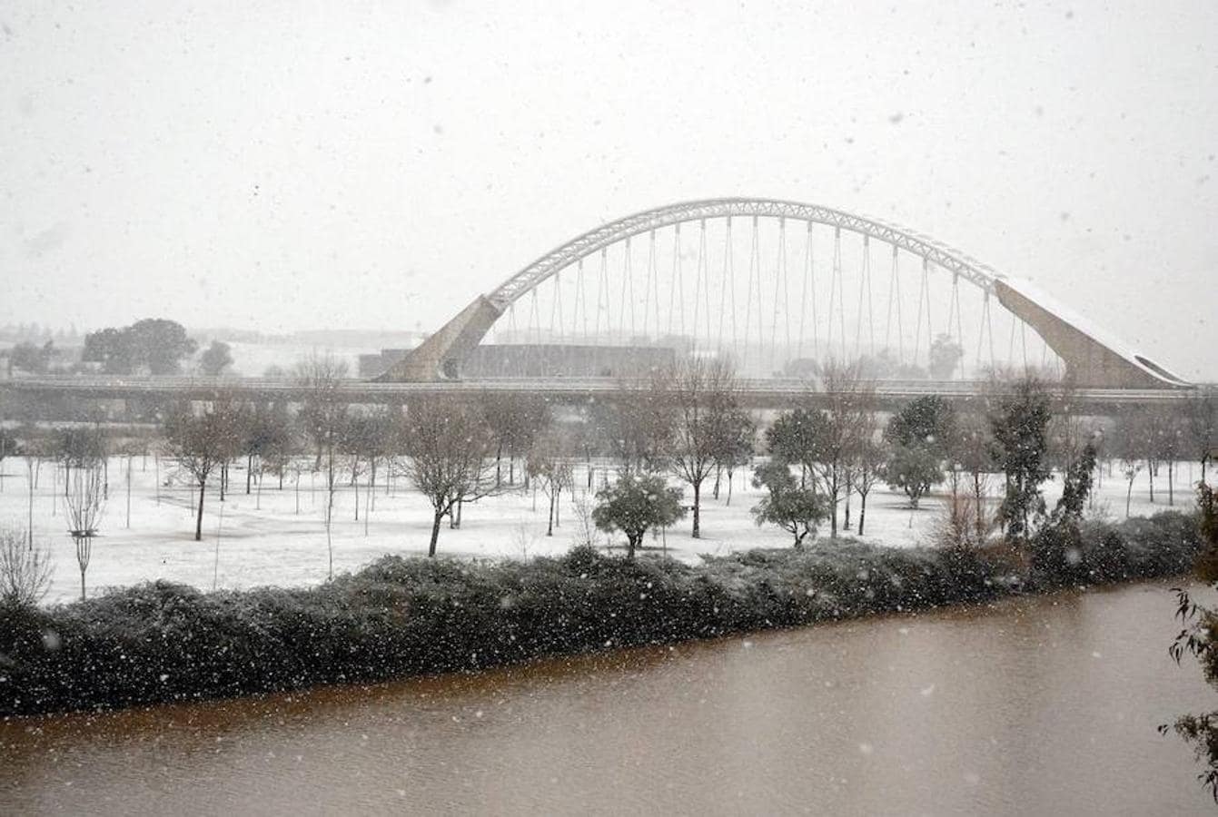 El 10 de enero de 2010 la mayor parte de Extremadura se cubrió de blanco. En la imagen, el puente de Lusitania de Mérida.
