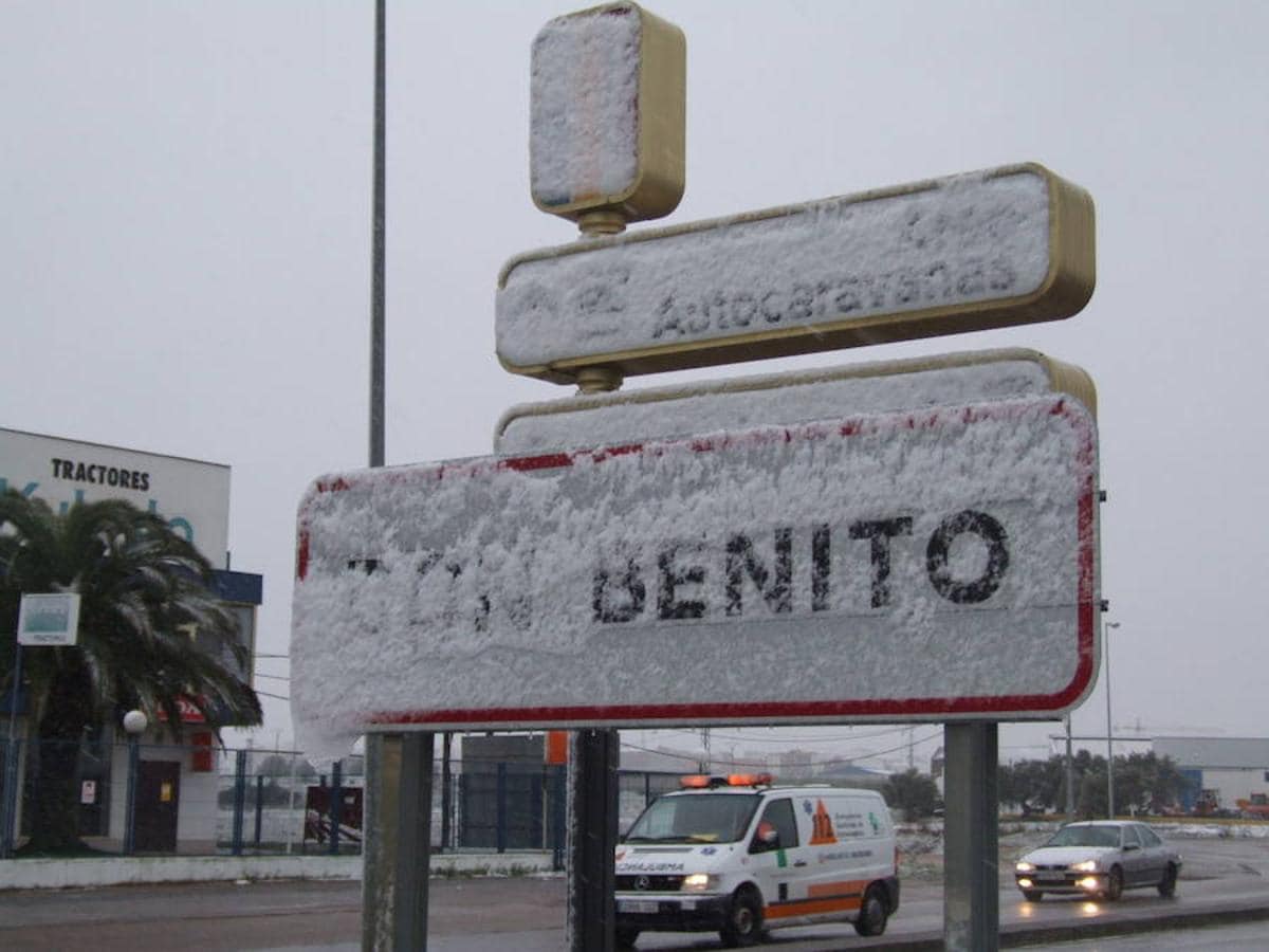 El 10 de enero de 2010 la mayor parte de Extremadura se cubrió de blanco. En la imagen, el cartel que anuncia la llegada a Don Benito.