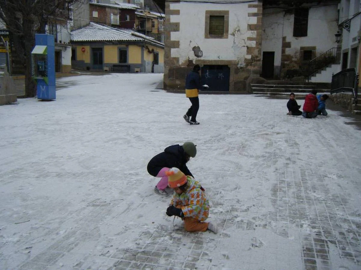 El 10 de enero de 2010 la mayor parte de Extremadura se cubrió de blanco. En la imagen, los niños juegan en Baños de Montemayor.