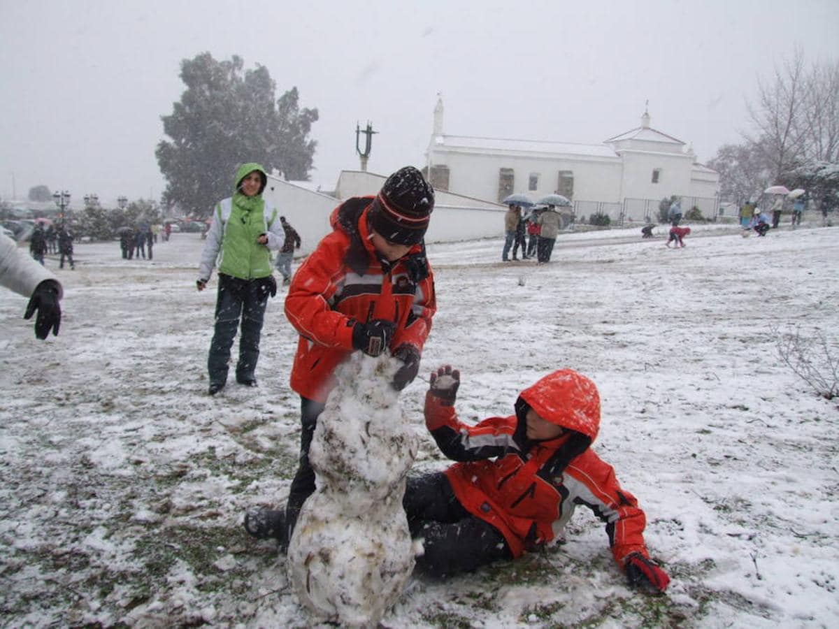 El 10 de enero de 2010 la mayor parte de Extremadura se cubrió de blanco. En la imagen, unosn niños juegan con un muñeco de nieve en Don Benito.
