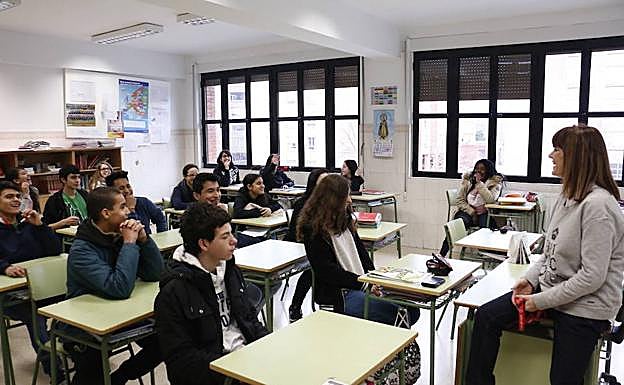 Imagen de archivo de una profesora en un centro educativo. 