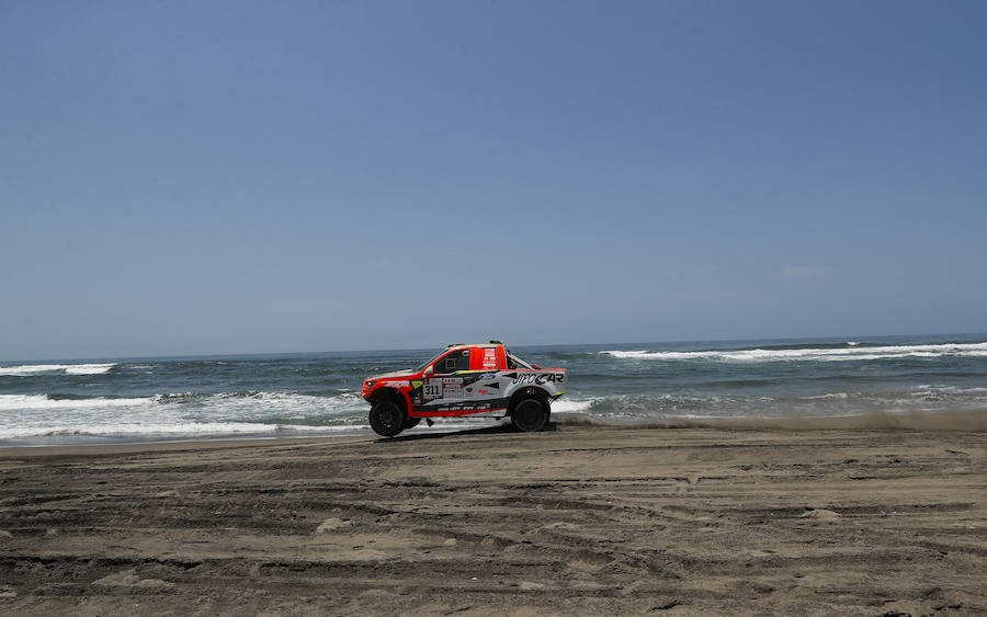 Los pilotos checos de Ford Martin Prokop y Jan Tomanek compiten durante la quinta etapa del Dakar.