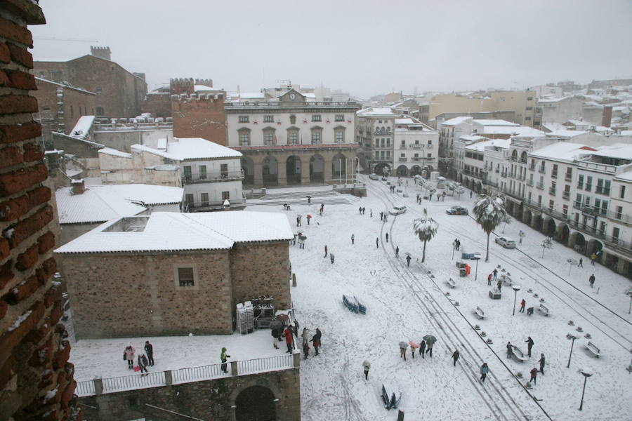 El 10 de enero de 2010 la mayor parte de Extremadura se cubrió de blanco. En la imagen, la parte antigua de Cáceres.