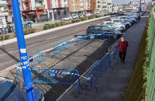 Se hunde parte de la acera y la calzada en autopista en Badajoz