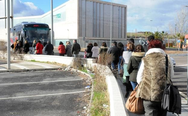 Empleados de las consejerías suben este jueves en Mérida, a las 15.02 horas, al autobús de Badajoz.