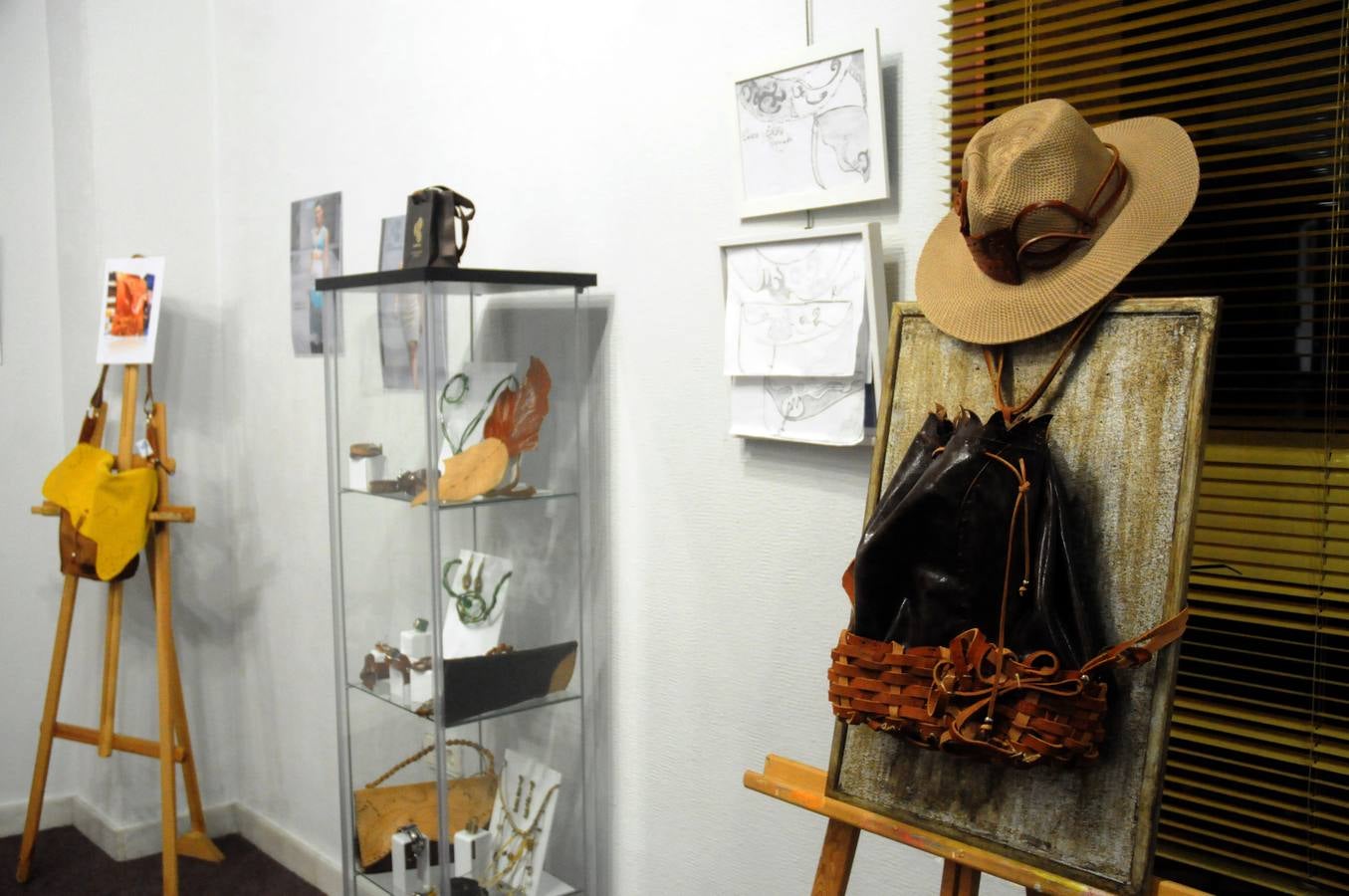 Integrantes de la asociacion de moda y sostenibilidad de Extremadura exponen sus creaciones y diseño en Centro Cultural Fundación Caja Badajoz en Mérida. Desde la asocicación hacen un llamamiento a las instituciones para darle el apoyo necesario para competir en el mercado de la moda y alientan a todas las personas y profesionales del sector a participar y desarrollar la moda sostenible en Extremadura. La exposición se puede visitar hasta el 26 de enero.