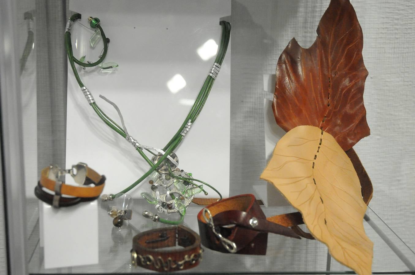 Integrantes de la asociacion de moda y sostenibilidad de Extremadura exponen sus creaciones y diseño en Centro Cultural Fundación Caja Badajoz en Mérida. Desde la asocicación hacen un llamamiento a las instituciones para darle el apoyo necesario para competir en el mercado de la moda y alientan a todas las personas y profesionales del sector a participar y desarrollar la moda sostenible en Extremadura. La exposición se puede visitar hasta el 26 de enero.