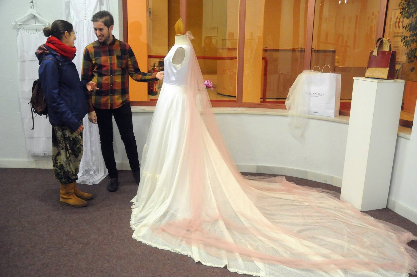 Integrantes de la asociacion de moda y sostenibilidad de Extremadura exponen sus creaciones y diseño en Centro Cultural Fundación Caja Badajoz en Mérida. Desde la asocicación hacen un llamamiento a las instituciones para darle el apoyo necesario para competir en el mercado de la moda y alientan a todas las personas y profesionales del sector a participar y desarrollar la moda sostenible en Extremadura. La exposición se puede visitar hasta el 26 de enero.