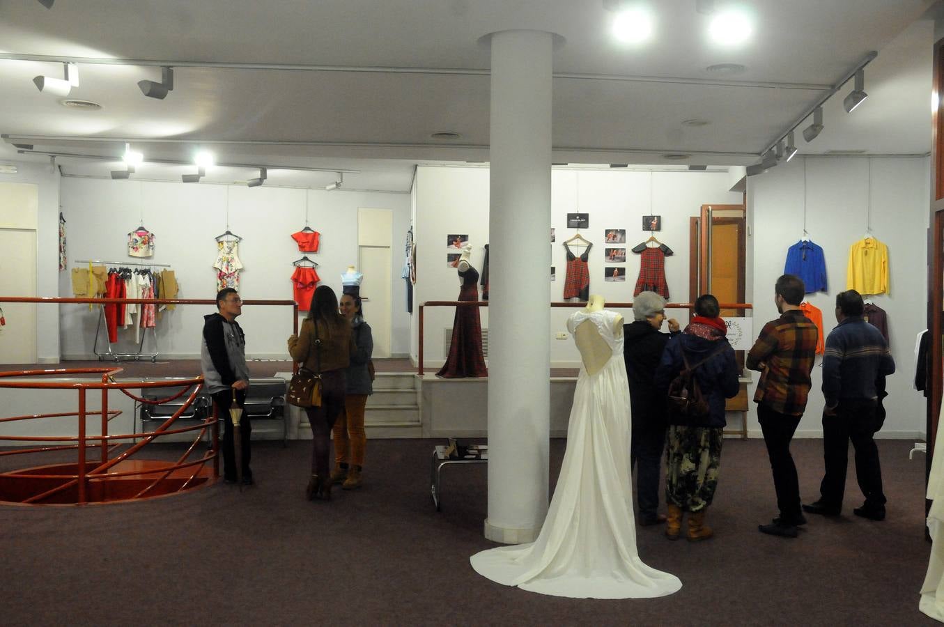 Integrantes de la asociacion de moda y sostenibilidad de Extremadura exponen sus creaciones y diseño en Centro Cultural Fundación Caja Badajoz en Mérida. Desde la asocicación hacen un llamamiento a las instituciones para darle el apoyo necesario para competir en el mercado de la moda y alientan a todas las personas y profesionales del sector a participar y desarrollar la moda sostenible en Extremadura. La exposición se puede visitar hasta el 26 de enero.