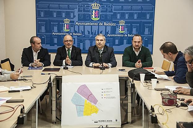 Ernesto Luengo, Isidro Álvarez, Francisco Fragoso y Jesús Coslado presentan el acuerdo. :: pakopí
