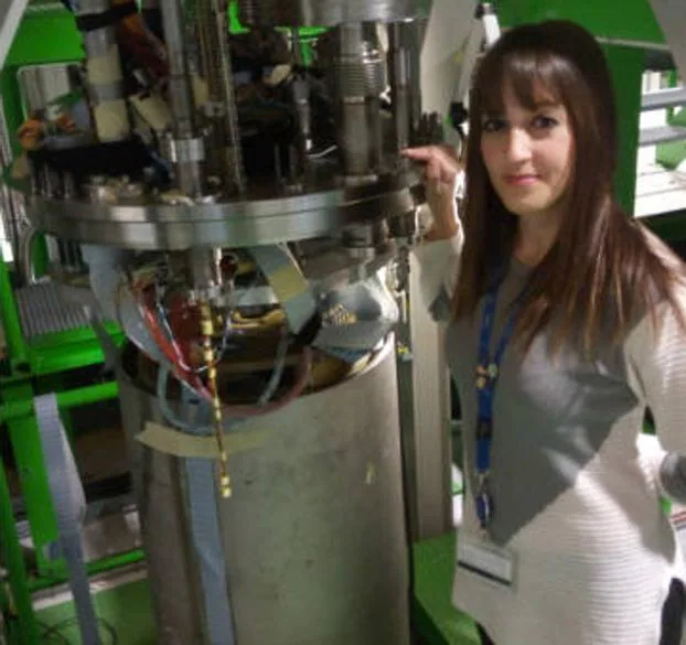 Sara Benítez (Zafra) es licenciada en Física por la UEx con un máster en Nuevas Tecnologías Electrónicas y Fotónicas. Trabaja en el laboratorio de fibras ópticas utilizadas como sensores de temperatura en criogenia del CERN. 