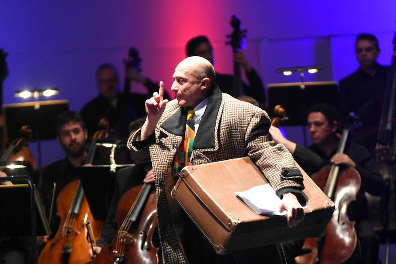 Pepe Viyuela en su actuación con la orquesta.