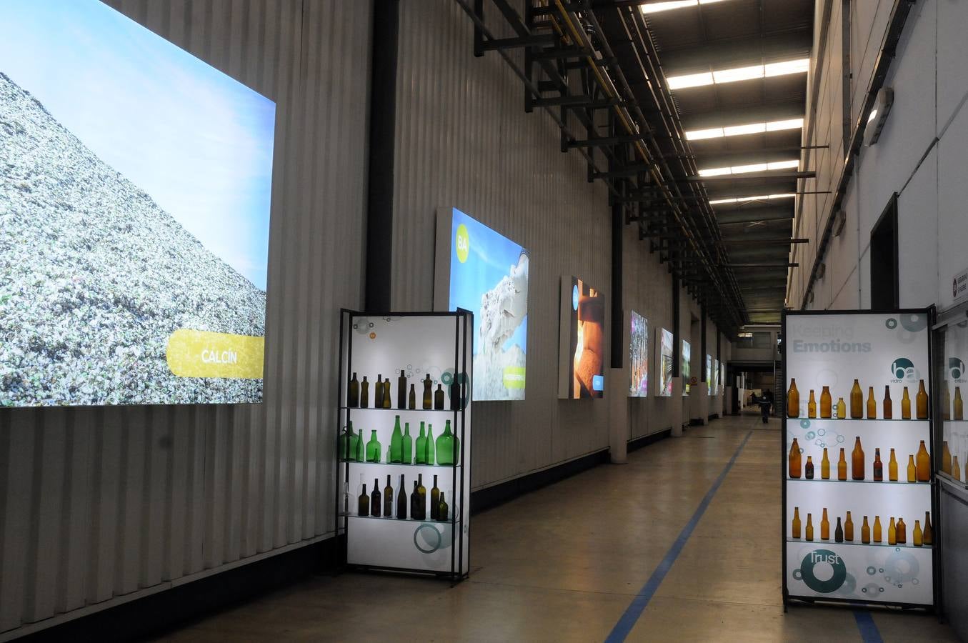 La empresa de vidrios Barbosa&Almeida asentada en Extremadura, más concretamente en Villafranca de los Barros, desea seguir creciendo. La fábrica que trabaja 24 horas al día, los 365 días al año, produce 3 millones de botellas al día