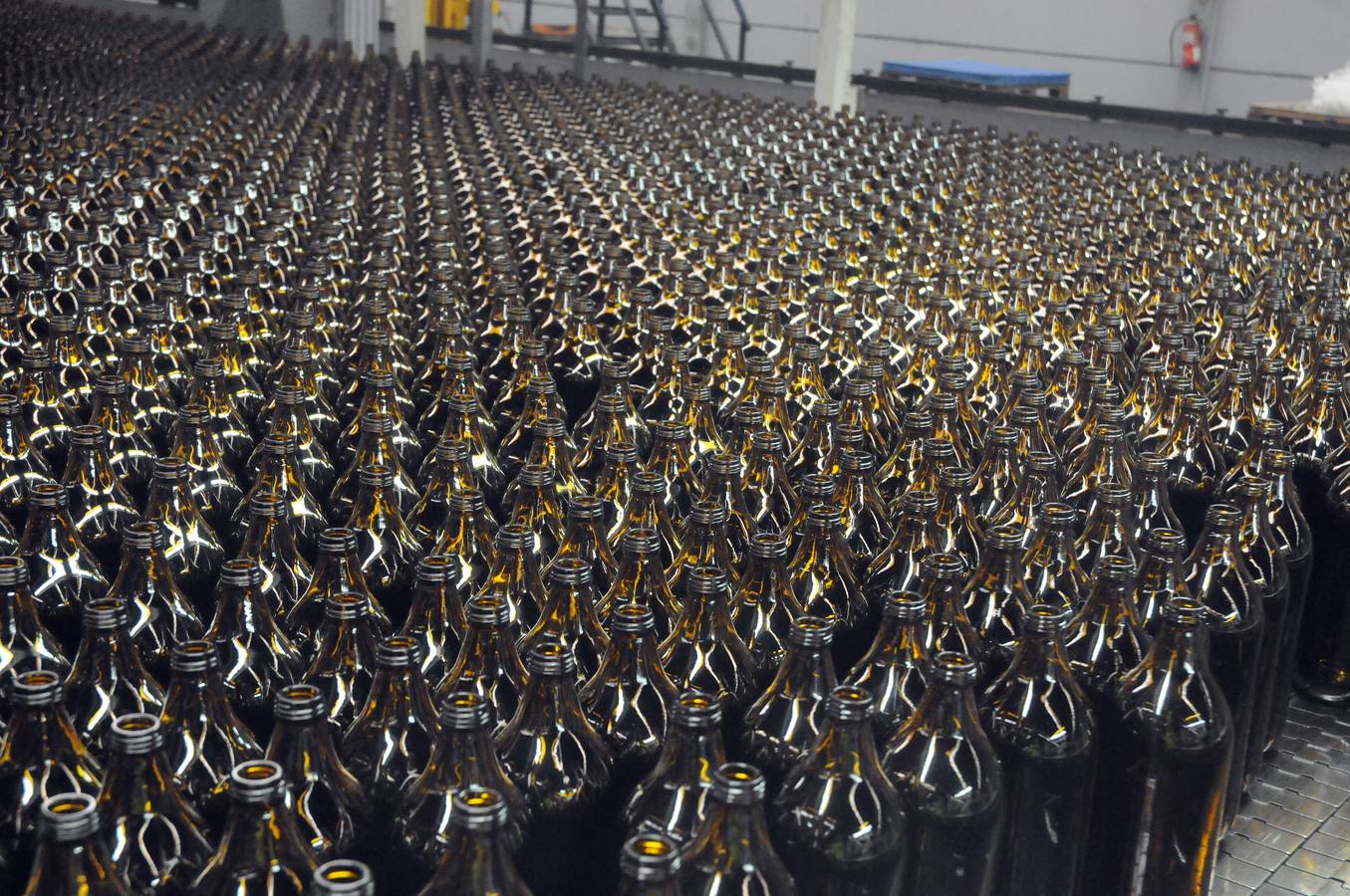 La empresa de vidrios Barbosa&Almeida asentada en Extremadura, más concretamente en Villafranca de los Barros, desea seguir creciendo. La fábrica que trabaja 24 horas al día, los 365 días al año, produce 3 millones de botellas al día