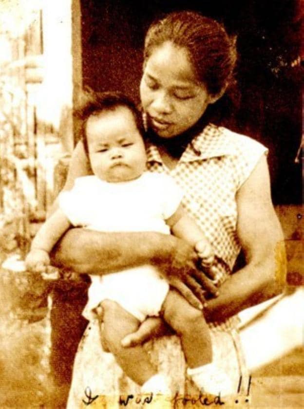 Lola a los 27 años con Arthur, el hermano mayor de Alex Tizon, antes de abandonar Filipinas. :: the atlantic