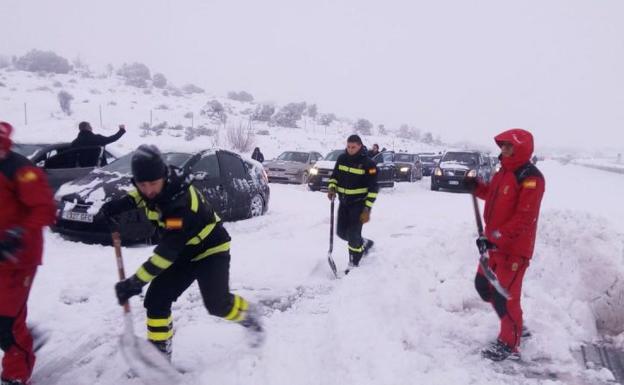 Grupos de emergencia, trabajando en la AP-6.