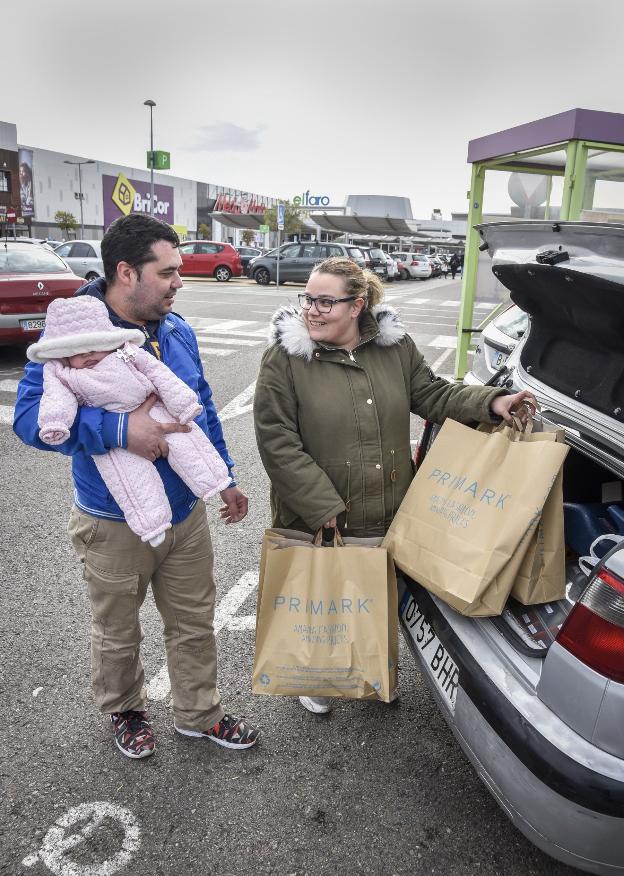 Una pareja de compras en El Faro (Badajoz) esta semana durante las rebajas