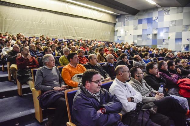 Socios del Badajoz asistentes a la asamblea del viernes y que hoy decidirán sobre el paso a SAD. 