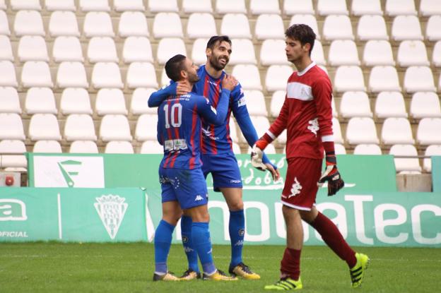 Zarfino celebra con Borja y Jesús Rubio su gol en Córdoba. :: a. Lorite