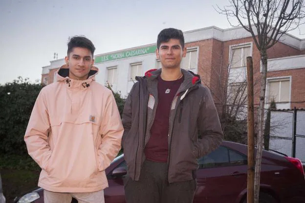 Los jóvenes Aitor González y Sergio Lasso delante de su instituto. :: jorge rey