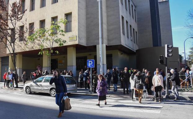 Funcionarios desalojados de la Delegación de Educación en Badajoz. :: 