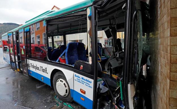 Estado del autobús escolar tras el impacto.