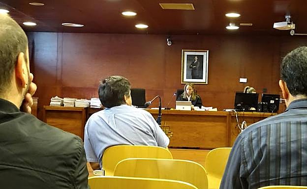Declaración de uno de los vecinos denunciantes durante el judicio del ruido el pasado 4 de octubre. :: 