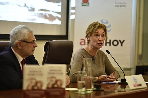 Alberto González y Teresa Viejo, ayer en Badajoz. :: j. v. a.