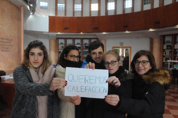 Algunos de los usuarios de la biblioteca reclaman una estancia con más calor. :: brígido