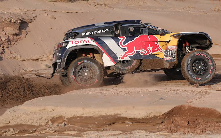 Los pilotos españoles de Peugeot Carlos Sainz y Lucas Cruz compiten durante la undécima etapa del Dakar. 