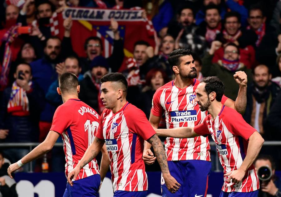 El Atlético se adelantó por mediación de Diego Costa, pero un autogol de Moyá y otro tanto de Correa dieron la victoria al equipo de Montella en la ida de cuartos de Copa del Rey.