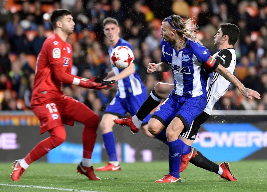 Guedes y Rodrigo sellaron una remontada del Valencia ante el Alavés en Copa del Rey ayudada por un error del portero Sivera y la expulsión de Diéguez.