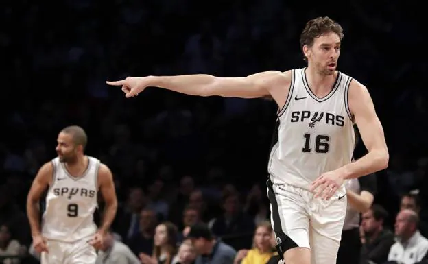 Pau Gasol celebra una canasta. 